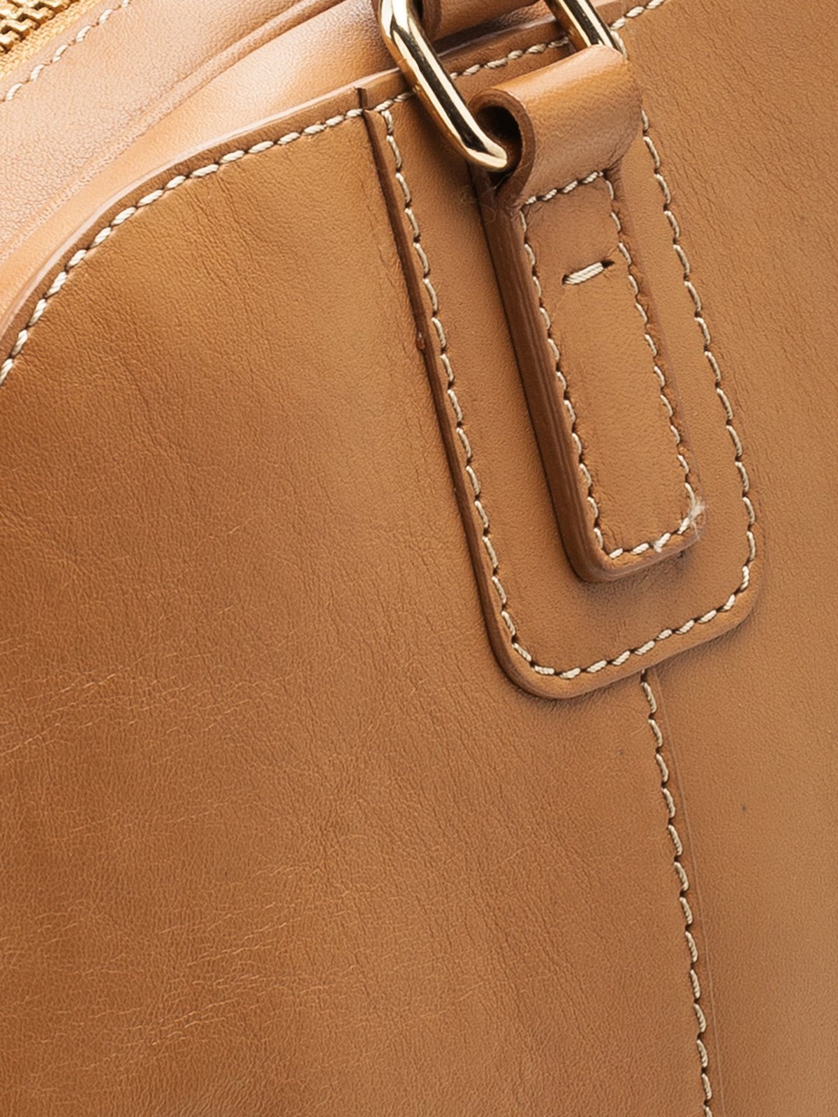 Bolso de piel camel — detalle del tejido