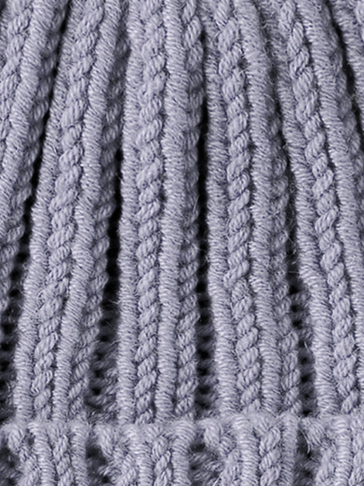 Gorro de punto gris — detalle del tejido