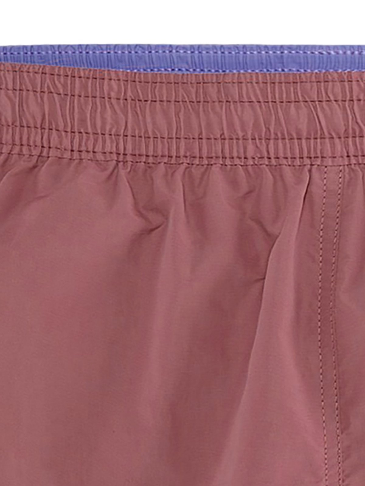 Detalle de la cintura elástica y del tejido del bañador coral